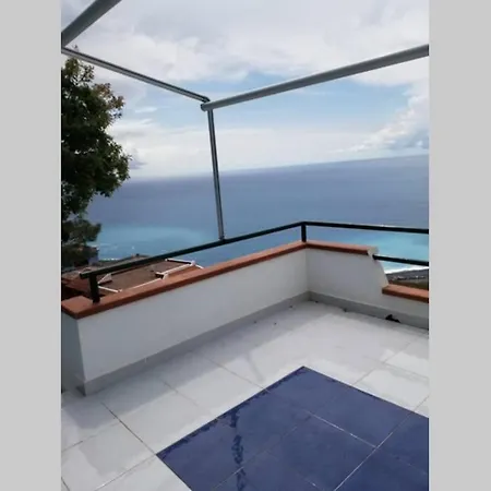 Un Affaccio Sull Isola Di Dino *